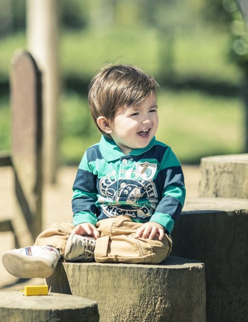 Pólo em meia malha e bermuda de sarja