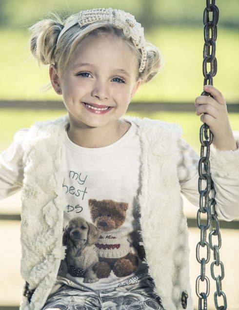 Colete em pelo, blusa em cotton e calça em sarja