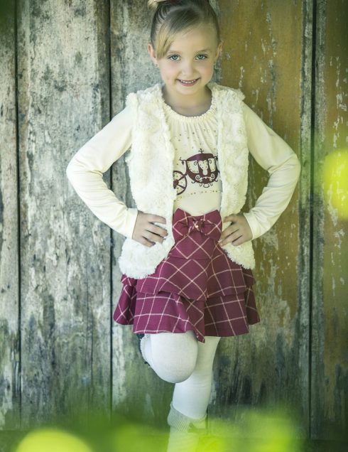 Colete em pelo, blusa em viscolycra e saia em ponto roma