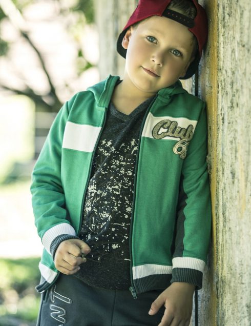 Camiseta e conjunto em moletom